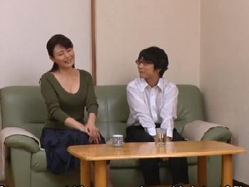 清楚そうな母親が自らリアル性教育する近親セックス