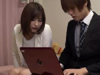 家に招き入れた会社の後輩に強引に迫られて性行為される美女会社員