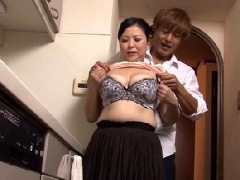 母の体をご褒美に学業を頑張る息子!!性的欲望拗らせた母は毎日揉まれて発情相姦