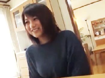 爆乳人妻が清楚な顔して青年肉棒に中出し切望W