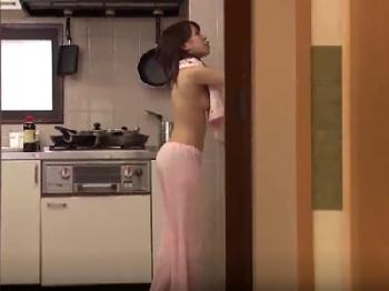 半裸でウロチョロするデリカシーのない妹に辛抱出来ずに中出し近親