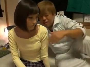 デビューして間もない19歳が大人数の野郎たちに囲まれて大乱交