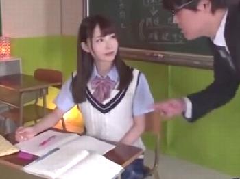 アイドル顔の美少女女子校生が子宮奥を激しくピストンされ潮吹き絶頂!!