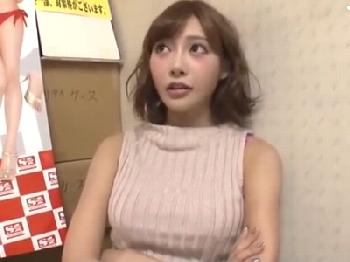 明日花キララが営業中のアダルトショップ店内で客と激情SEX