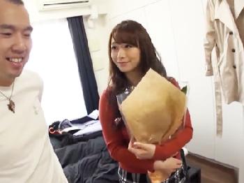 冴えないハゲ男性が麗しい乳房美女のお宅訪問SEXで全身全霊の射精