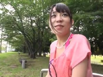 照れて笑う顔が可愛い童顔娘が性行為で眉間に皺を寄せアクメ顔