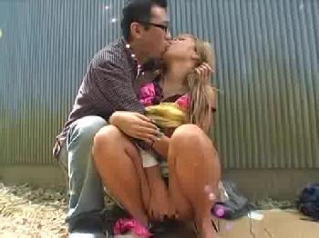 性的暴行されてるギャルを助けたらお礼にヤラせてくれた