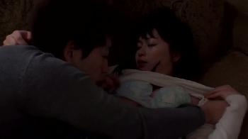 独り身で過ごしている寂しい未亡人が近所の男と顔面射精交尾