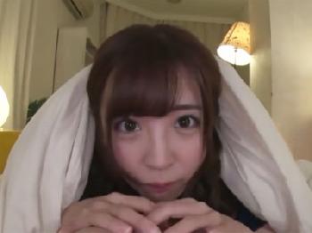 ベッドに潜り込んだ美少女妹が兄のペニスにご奉仕