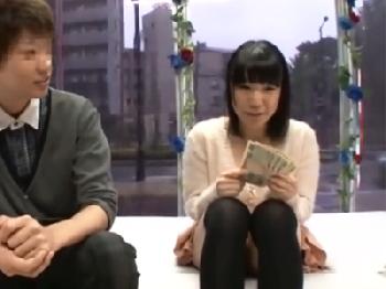 何だかんだ言いつつもお金の誘惑に負けて友人と性行為する素人娘