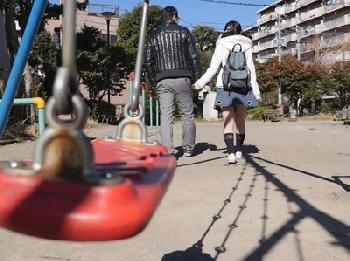 公園で独りで遊んでいた家で少女を確保!!自宅に連れ込んで好き放題育成する変人の中年男