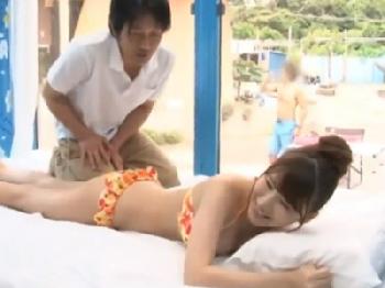 水着巨乳の素人娘が彼氏のすぐそばで他人棒の中出し受け入れ