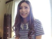 緊張気味な素人娘に避妊具未装着で挿入→膣中に避妊具なしで挿入射精