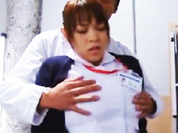 グアムから帰ってきてこんがりと日に焼けたママが息子を官能的に誘い近親性交