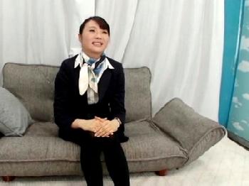 育ちの良さそうなキャビンアテンダントさんがフライト帰りにライドオン!!