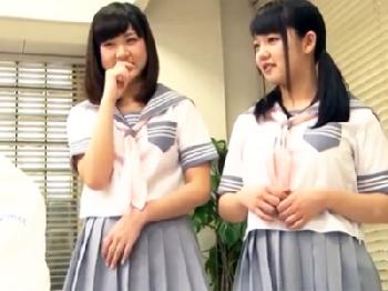 ペニスにとても関心がある女子校生コンビが気弱男子のペニスと顔面をニーソで踏み踏み