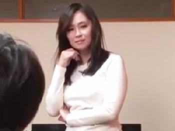 親戚のエロガキ2人を預かった夜に夜這いされ発情3Pする叔母W