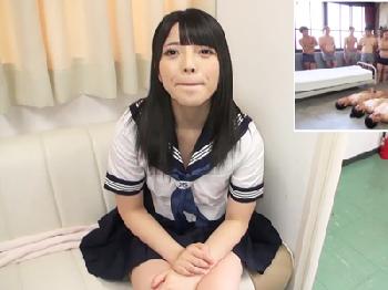 女子校生制服姿の上原亜衣ちゃんが待ち受ける大量ペニスから精液搾取!!