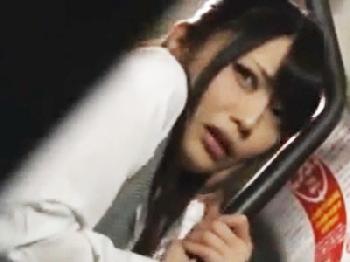 ギュウギュウの満員バスで痴漢される声も出せずにされるがまま犯される美女会社員