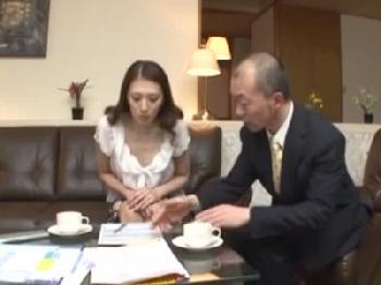とても綺麗な人妻を狙っている保険営業員!!妄想の中で人妻を犯す男なら誰にもある願望W