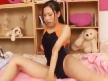 競泳水着でストレッチ中の姉ちゃんに弟が性的興奮して強襲性交