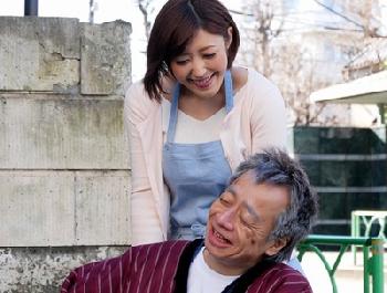 巨乳で優しい人妻ヘルパーさんがクソ親父たちにリクエストされるがままW