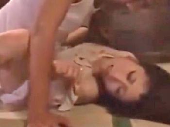 マッサージの筈が客のペニスにムラっとくる→中出し受け入れた痴女整体師