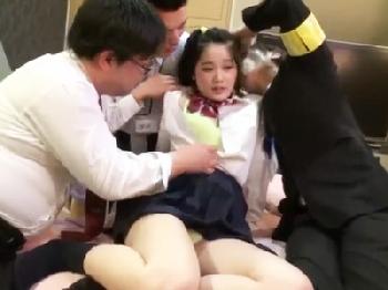 水着巨乳の素人人妻をナンパしてきて排卵日中出し