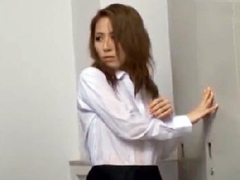 仕事中なのに同僚に欲情され会社で婦女暴行される美女会社員