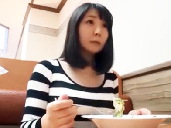 制服のまま挿入され挿入されるも感じるニーソ美脚の女子校生