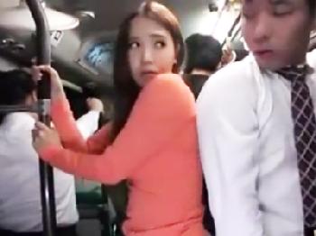 バスで密着してしまって勃起する男と発情お姉さんがまさかの車内アナルSEX!!