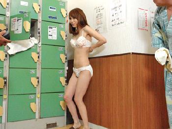 美女が営業中の男湯に突撃して公開セックス