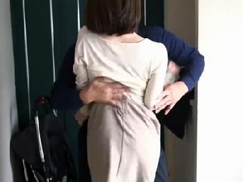 玄関を開けたらすぐ貪るように始まる浮気性交