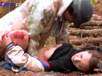 負傷した女殺し屋がホームレスの男に襲われ性的暴行膣内射精される