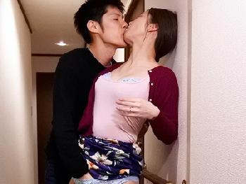 熟女と呼ぶにはあまりにも美麗な…母の友人と死ぬほど挿入した夜