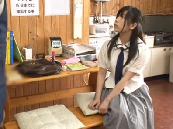 制服姿の美少女女子校生が万引きのお仕置きとして挿入されて強制絶頂