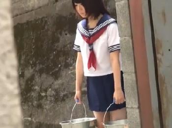 バケツ持たせる体罰を未だにやってる非情な男性教師が今問題になってる性犯罪を