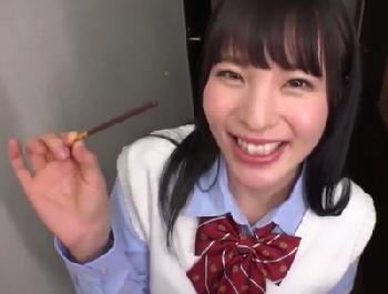 マンションの上の階に住む女子校生がムチッとした官能的な太ももで誘ってくる痴女