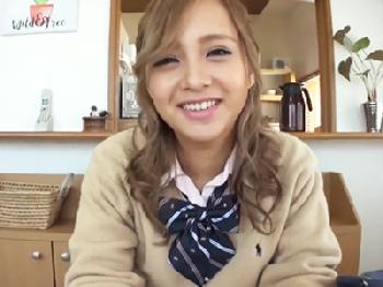 金髪の制服女子校生がお小遣い稼ぎに中年男の肉棒へ猥褻な口内性交して精液をごっくん