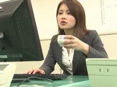 気になる同僚の女性会社員に媚薬を盛ってオフィスで性行為する
