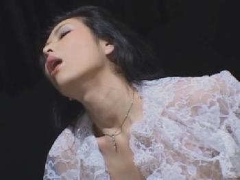 アナルにバイブを挿入され調教されながら犯される美魔女人妻が猥褻