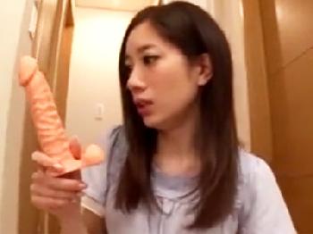 淫らな人妻が太っといディルドを前に疼きが止まらなくなり他人棒に貪りつきフェラチオ