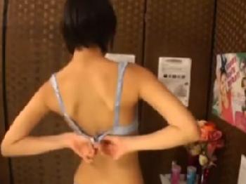 ショートヘアのボーイッシュ系少女が変態マッサージ師の激しいピストンで絶頂