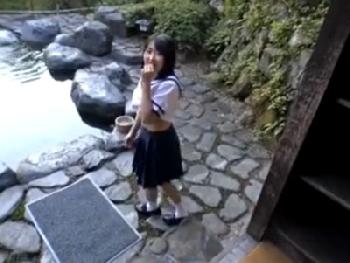 人里離れた森の中で巨乳の女子校生とハメ撮り成功