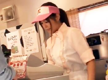 可愛いバイトちゃんに痴漢イタズラ→抵抗しないので裏に連れ込んで中出し強姦