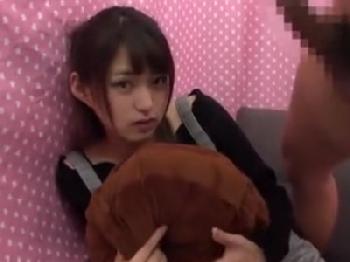 初対面ペニスにオメコ内で直接発射されたあとにお掃除フェラチオまでする素人娘