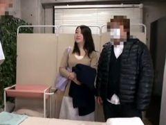 夫の横でマッサージ師に婦女暴行されたとても綺麗な人妻を無許可で動画撮影そして流出!!