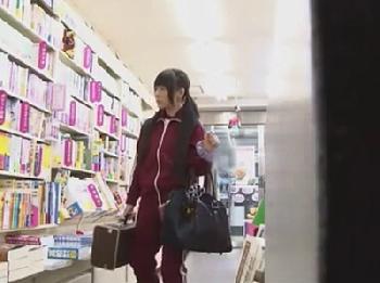 店員もグルだった…学校帰りのジャージ女子校生が本屋店内で激しい性的暴行