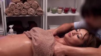 マッサージ師に言葉巧みに事もなげに挿入される淫らな人妻!!