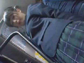 バス車内で巨乳女子校生に痴漢→性的暴行まで決めるクズ男